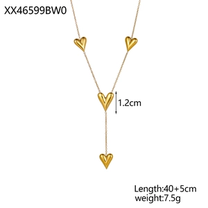 Détail du collier en Y doré avec quatre breloques cœur et une chaîne réglable de 40+5 cm