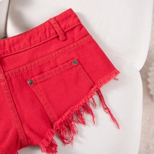 Detailansicht der roten Denim-Shorts mit ausgefransten Säumen und klassischen Nahtdetails