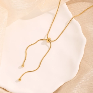 Vista dettagliata del bracciale regolabile a catena serpente in oro 18K con perline