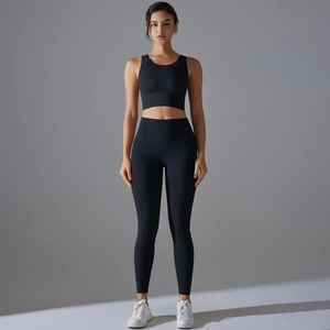 Detailansicht des hochelastischen schwarzen nahtlosen Yoga-Sets mit Sport-BH und Leggings
