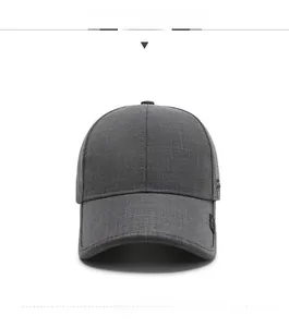 Détails de la texture en coton sergé gris foncé de la casquette avec œillets