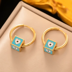 Boucles d'oreilles créoles dorées avec pendentifs cube bleu ciel et motifs cœur