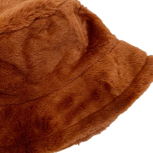 Primo piano della texture in pelliccia sintetica marrone e cuciture del cappello
