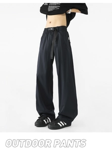 Detalle del pantalón outdoor negro holgado con cintura elástica y cinturón de nailon