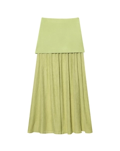Jupe longue vert clair à plusieurs niveaux avec plis verticaux fins et tissu lisse