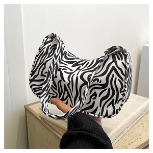 Gros plan détaillé du tissu imprimé zèbre noir et blanc de ce sac en toile tendance
