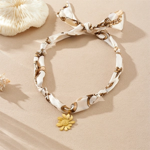 Gros plan détaillé d'un collier en ruban de soie imprimé avec pendentif fleur de tournesol