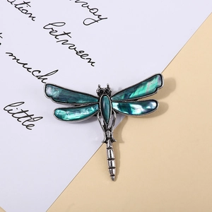 Spilla classica a forma di libellula in argento con intarsio in conchiglia di abalone