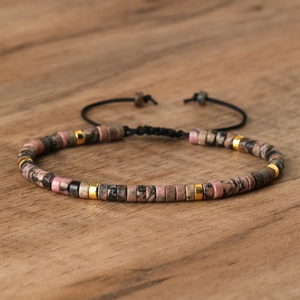 Gevlochten natuurstenen armband met roze rhodoniet kralen en verstelbaar zwart koord