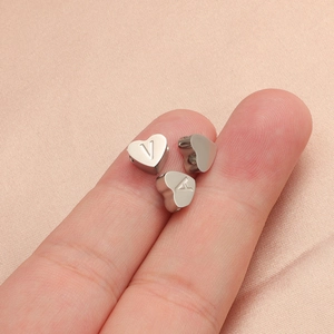 Pendentifs en forme de cœur en acier inoxydable avec lettres gravées sur le bout des doigts