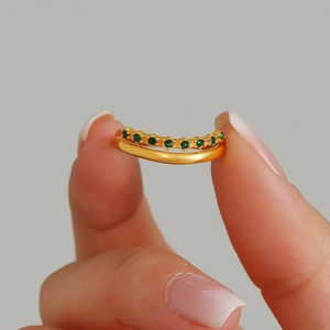 Minimalistischer, 18k vergoldeter Doppelring mit runden grünen Zirkonsteinen für Damen