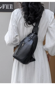 Détail du sac à bandoulière en cuir PU noir avec fermeture éclair en métal et sangle