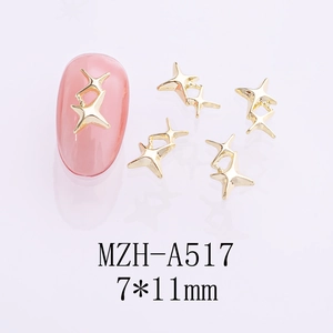 Vue détaillée de mini breloques d'ongles en étoile dorée avec taille 7x11mm et design creux