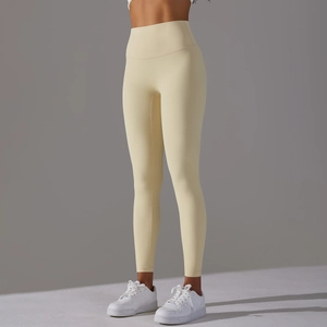 Détail latéral du legging de yoga taille haute crème sans couture au fini mat