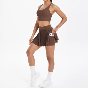 Détail de la jupe de tennis marron foncé avec short intégré et poche latérale téléphone