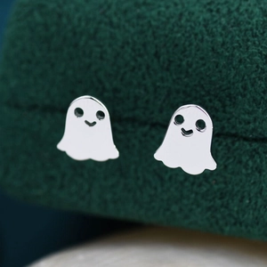 Σκουλαρίκια φαντάσματα Halloween σε ασημί χρώμα με χαριτωμένα χαμόγελα και γυαλισμένο μέταλλο