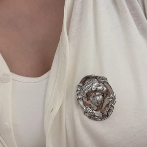 Broche en relief en métal argenté vintage avec portrait sur vêtement élégant