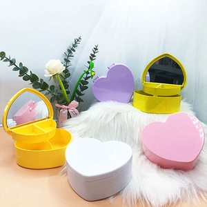 Detalle de joyeros en forma de corazón en varios colores con espejo incorporado