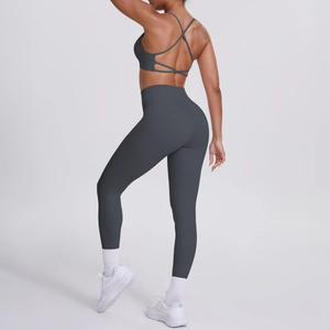 Détail du design croisé multi-bretelles au dos de cette brassière de sport grise en nylon