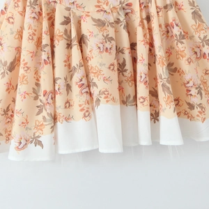 Mini abito a trapezio beige a fiori con scollo a V e bordo in rete bianca a strati