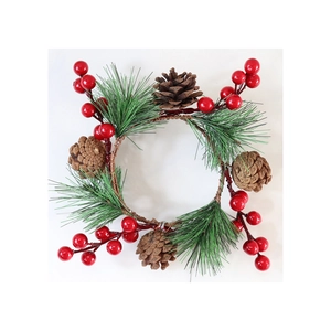 Detail von Weihnachtskranz mit grünen Kiefernnadeln roten Beeren und Tannenzapfen