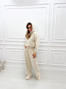 Set sportivo da donna beige con felpa con cappuccio e pantaloni a gamba larga per il relax