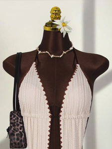 Détail du maillot de bain licou crème avec tissu gaufré et bordure en zigzag contrastée