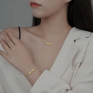 Detailansicht des vergoldeten S925 Silber-Schmucksets mit Perlen auf Model
