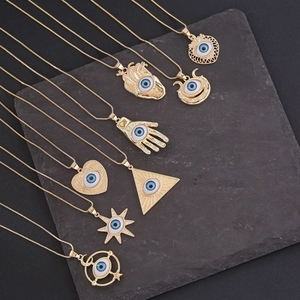 Collection de colliers avec pendentifs mauvais œil en or 18K et formes géométriques