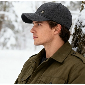 Détail d'une casquette en laine texturée gris foncé pour homme avec logo en métal