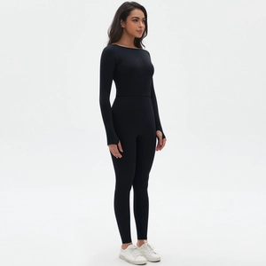 Détail de l'ensemble de yoga noir sans couture avec haut à manches longues et legging taille haute