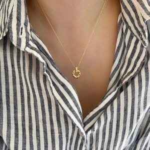 Minimalist 925 sterling silver golden twisted circle pendant necklace worn by a model