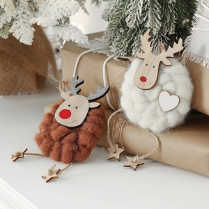 Weihnachts-Rentierpuppen aus Filz mit Holzsternen als Baumschmuck in Braun und Weiß