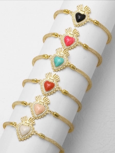 Detalle del set de pulseras de corazón en malla dorada con piedras de colores y circonitas