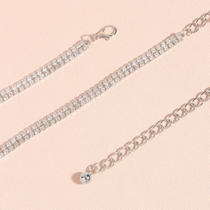 Détail d'une chaîne de taille argentée avec strass, fermoir mousqueton et extension ajustable