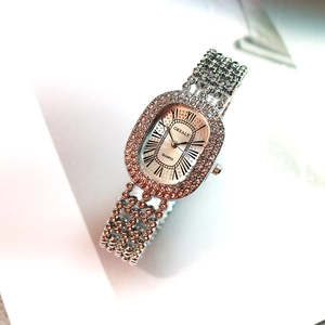 Vue macro de la lunette ovale sertie de cristaux et du bracelet diamant multi-rangs