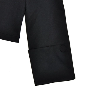 Detailaufnahme einer schwarzen Twill-Manschette mit Umschlag-Design und einem runden Knopf