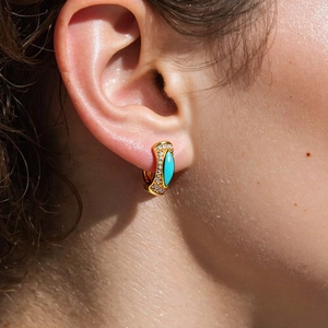 Detail der 18K Gold-Creolen mit blauem Emaille-Marquise und Zirkonia am Ohr getragen