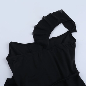 Détail de l'épaule dénudée avec volants en tulle noir et tissu élastique texturé