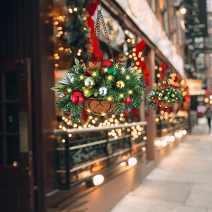 Hängender Weihnachtskorb mit Tannenzweigen, Kugeln und LED-Lichtern in der Straße