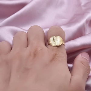 Bague coeur plaquée or 18 carats avec texture verticale et anneau ouvert ajustable