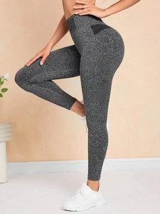 Vue détaillée du legging de yoga gris foncé à taille haute avec effet push-up fessier