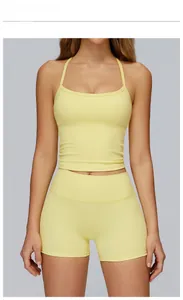 Détail d'un ensemble de yoga jaune oie haute élasticité avec haut et short sans coutures