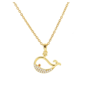 Dettaglio della collana con ciondolo a balena placcata oro 18k e pietre di zircone