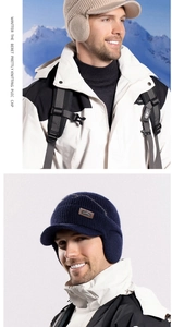 Detailaufnahme der Winterstrickmütze mit Ohrenschützern und Leder-Berg-Aufnäher