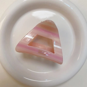 Molla per capelli a triangolo in acetato marmorizzato rosa e bianco con logo oro