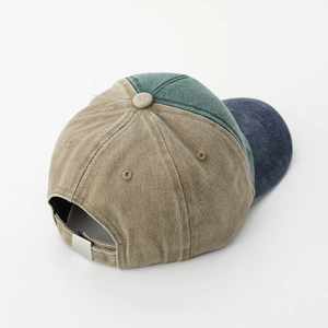 Cappellino da baseball tricolore da bambino con ricamo camion dei pompieri e fibbia in metallo