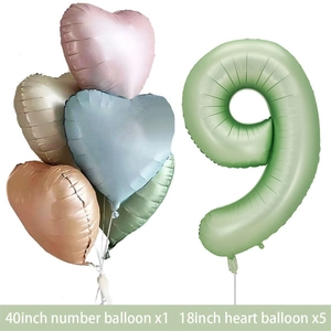 Détail du ballon chiffre 9 vert olive 40 pouces et cinq ballons coeur mats 18 pouces