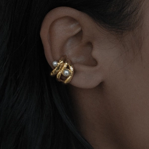 Ear cuff dorato con texture lava e perle bianche per orecchie senza buchi in acciaio