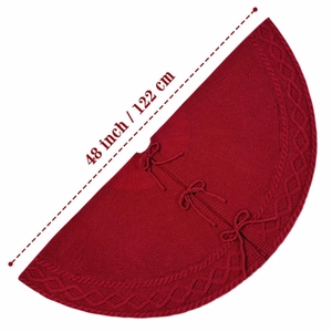 Détail du tapis de sapin de Noël en tricot torsadé rouge avec attaches de fermeture